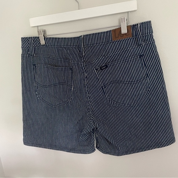 Lee Pin Striped Navy Bermuda Shorts Size 14 - Picture 2 of 6
